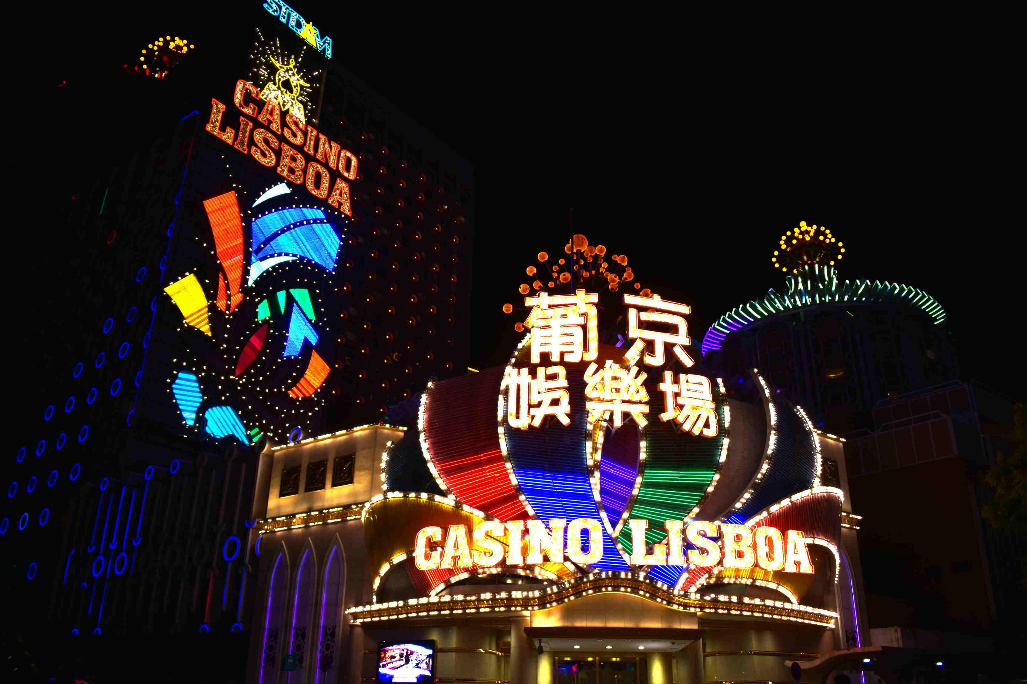 夜色中灯火通明的场馆外观